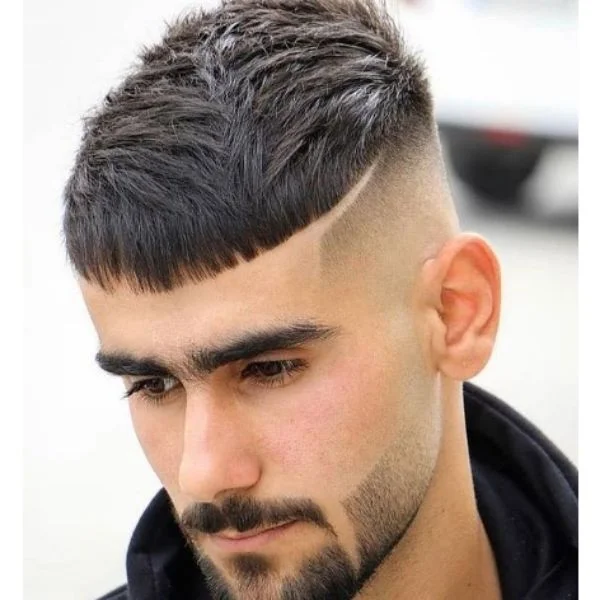Um homem com Top Crop e linha lateral - Cortes de cabelo de alto degradê para homens