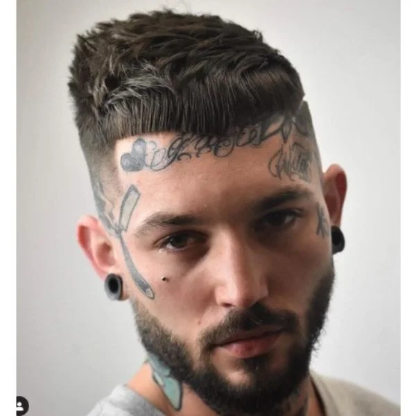 um homem com Cropped Messy Top e tatuagens - High Fade Haircuts For Men