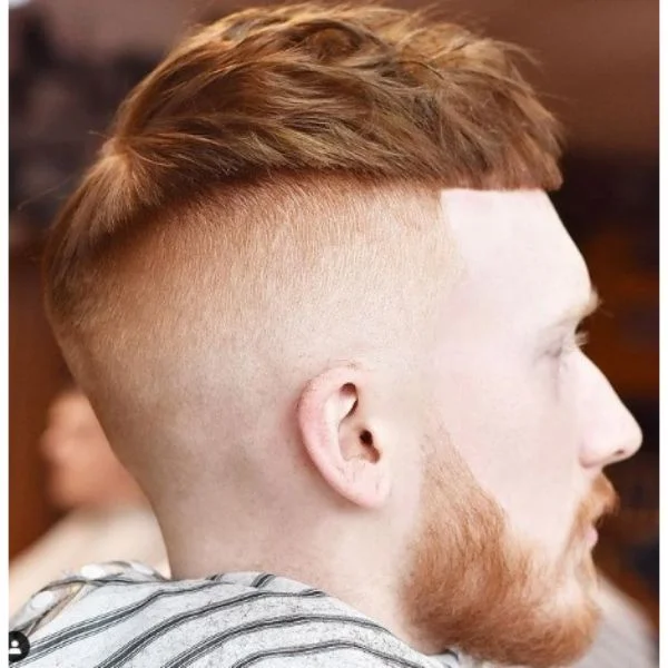 Um homem com top cortado para cabelo ruivo - Cortes de cabelo com degradê para homens
