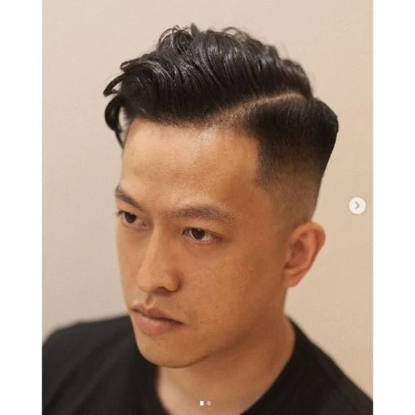 um homem asiático com Parte Difícil e cabelo corte