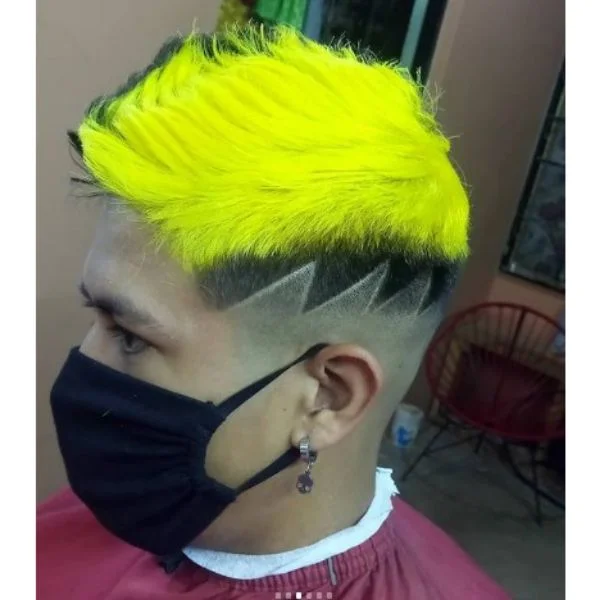 Um homem com cabelo Neon Green e Spiky Top.  Os lados são projetados com linhas em ziguezague