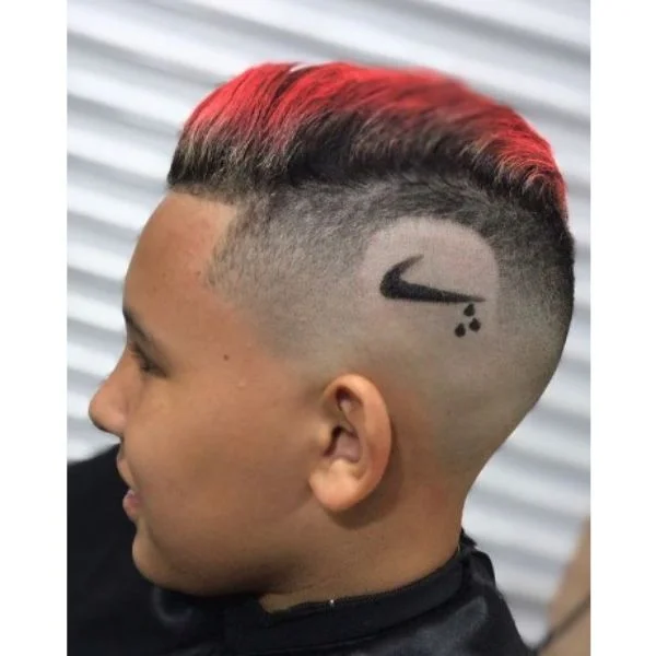 um menino com Red Spiky Tips e Nike Sign na lateral da cabeça