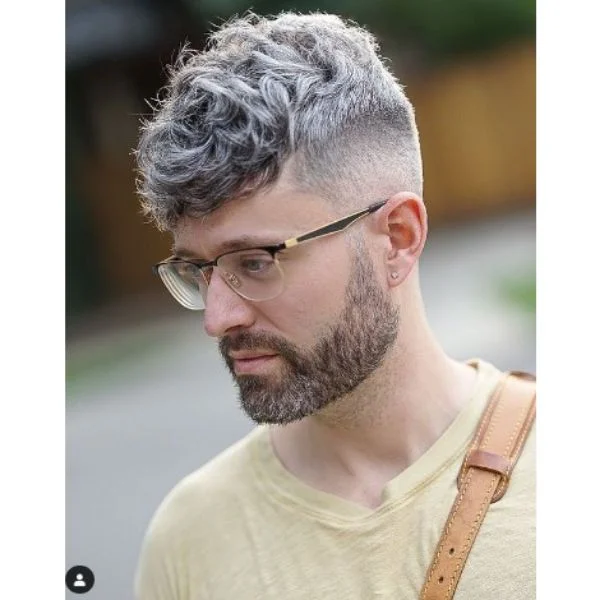 um homem com Silver Fox Curly Top usando seus óculos