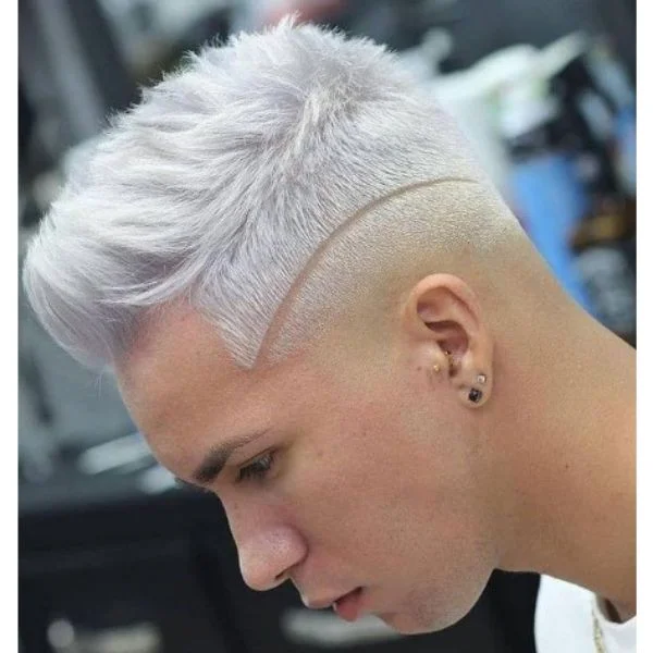 o cabelo Platinum Blonde de um homem é projetado com Side Razor Design e Spiky Top