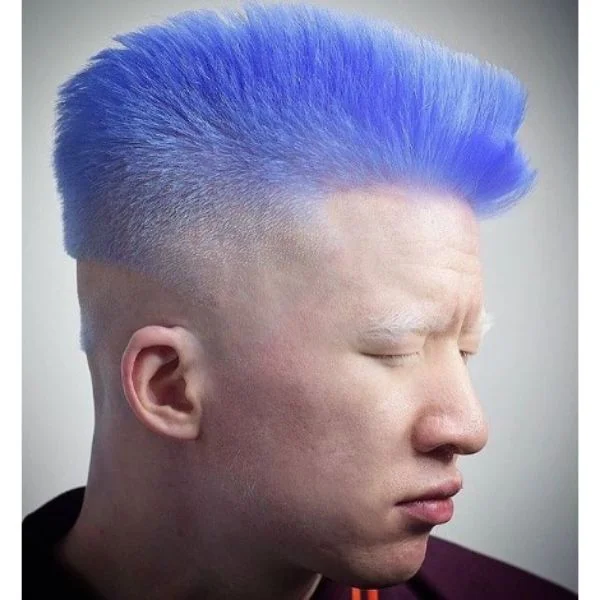 um homem de cabelo azul Spiky Top
